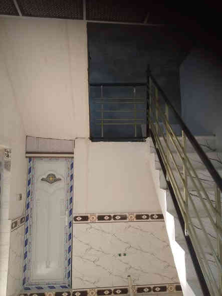 بيت للبيع ثلاث غرف نوم وديوانيه خارجيه وحمامين مساحه 300..متر.   زراعي خلف المدينه الكرفانيه *********** واتساب
