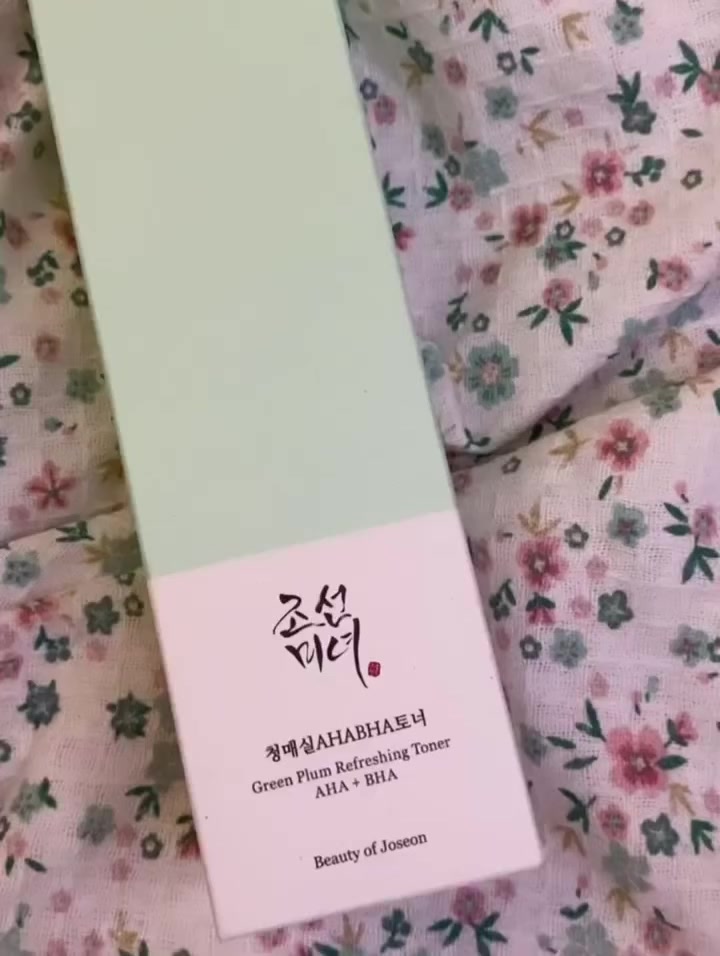 ✨تونر البرقوق الأخضر المنعش (Green Plum Refreshing Toner) من العلامة التجارية الكورية الشهيرة بيوتي أوف جوسون (Beauty of Joseon). يعد هذا التونر مقشراً يومياً لطيفاً يجمع بين المكونات الطبيعية التقليدية والأحماض الكيميائية الفعالة لتنقية البشرة وإعادة الحيوية لها. 

✅المكونات الأساسية وفوائدها:
مياه البرقوق الأخضر (25%): تعمل كمقشر طبيعي يساعد على تنعيم ملمس البشرة وتوفير الترطيب.
مستخلص فول المونج (2%): يساعد في تهدئة البشرة وترطيبها، ويعمل بانسجام مع البرقوق لتنقية المسام.
أحماض AHA + BHA: يحتوي على 2% حمض الجليكوليك (AHA) لتقشير سطح الجلد وإزالة الخلايا الميتة، و 0.5% حمض الساليسيليك (BHA) للتغلغل داخل المسام وإزالة الدهون والشوائب.
مكونات إضافية: يحتوي أيضاً على مستخلصات الجينسنغ والأرز التي تساهم في تفتيح البشرة وتغذيتها. 

✅مميزات المنتج:-
تقشير لطيف: يزيل خلايا الجلد الميتة والدهون دون التسبب في تهيج، مما يجعله مناسباً للاستخدام اليومي.
تحسين ملمس البشرة: يساعد في الحصول على بشرة ناعمة، مشرقة، وأقل بهتاناً.
مناسب لجميع أنواع البشرة: مصمم خصيصاً ليكون آمناً للبشرة الحساسة والمعرضة لحب الشباب. 

💢يُنصح بإجراء اختبار رقعة على جزء صغير من الجلد قبل الاستخدام الكامل إذا كانت بشرتك شديدة الحساسية أو كنتِ تستخدمين الأحماض لأول مرة و استخدام واقي شمس خلال النهار لأن الأحماض تزيد من حساسية البشرة تجاه الشمس.
#الاصلي المنشأ كوريا 🇰🇷💯
السعر16 الاف
🚘يوجد خدمة توصيل لجميع محافظات العراق 3 الاف فقطططط


**إذا كنت صاحب هذا الإعلان وتريد حذفه لأي سبب، رجاءا أرسل رسالة إلى الدعم الفني**