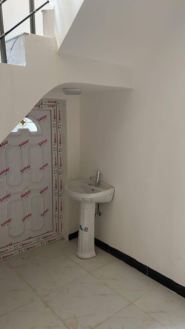 بيت الايجار جديد الديوم ال6000الاف طابقين 3غرف نوم ومطبخ واستقبال وصحيات ايجاره250قفل الاستفسار الاتصال ع الرقم ***********
