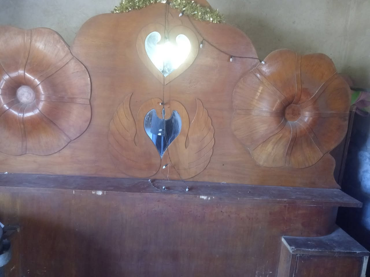 السلام عليكم 
عندي غرفه اخشاب قديم
لبيع  ارقم *********** واتساب
