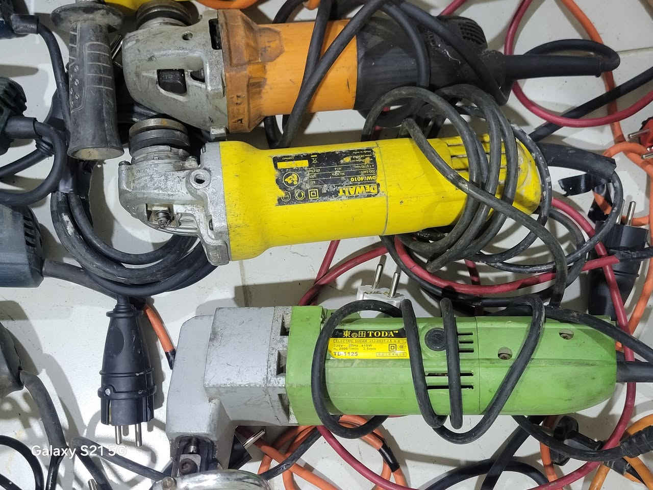 عدد وبضاعة متنوعة للبيع كلمن وسعرة الشراي يراسلني او يتصل واتسب*********** توصيل موجود لكافة المحافظات
