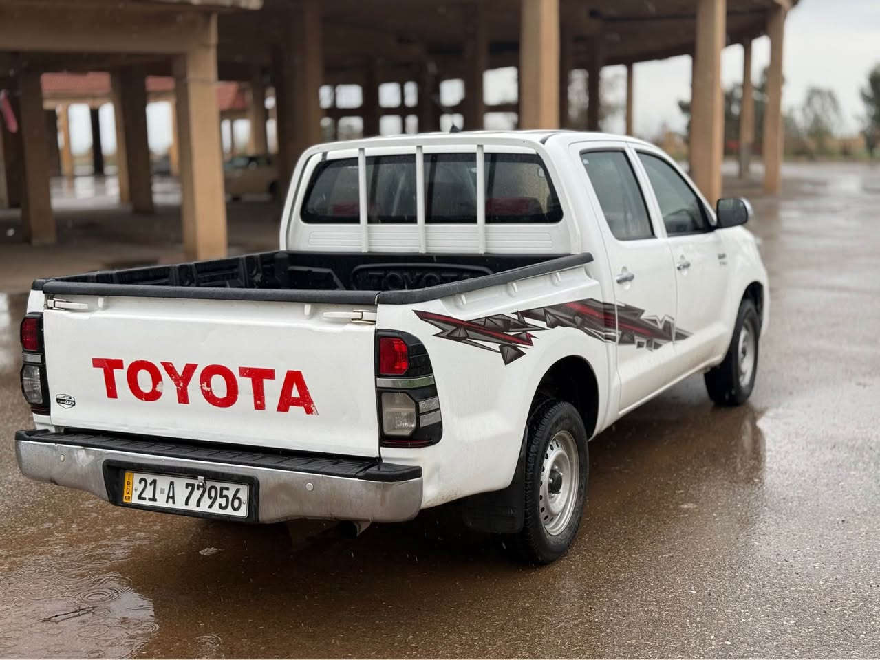 تةنها ١٤٣ وةرةقة 😱 خوار هةموو بازار 

مةرزية ٢٠١٢ پارچة رةشة بؤدي و سةقف و شان هيچي پيوة نيية پيشي لاي سةكني جةمپيكي هةية دوو بست ناوي گرتووة گيرو مةكينةي بةشةرتة سةنةوي و رةقةمي نويية
٤ تاية و ويلي نويي لة بنه سةيارةكة زور توند و بةندة و هةموو گياني بةشةرتة 

سعري// ١٤٣ وةرةقة
شوين// كؤية
***********
*********** كويسينجاك, أربيل
