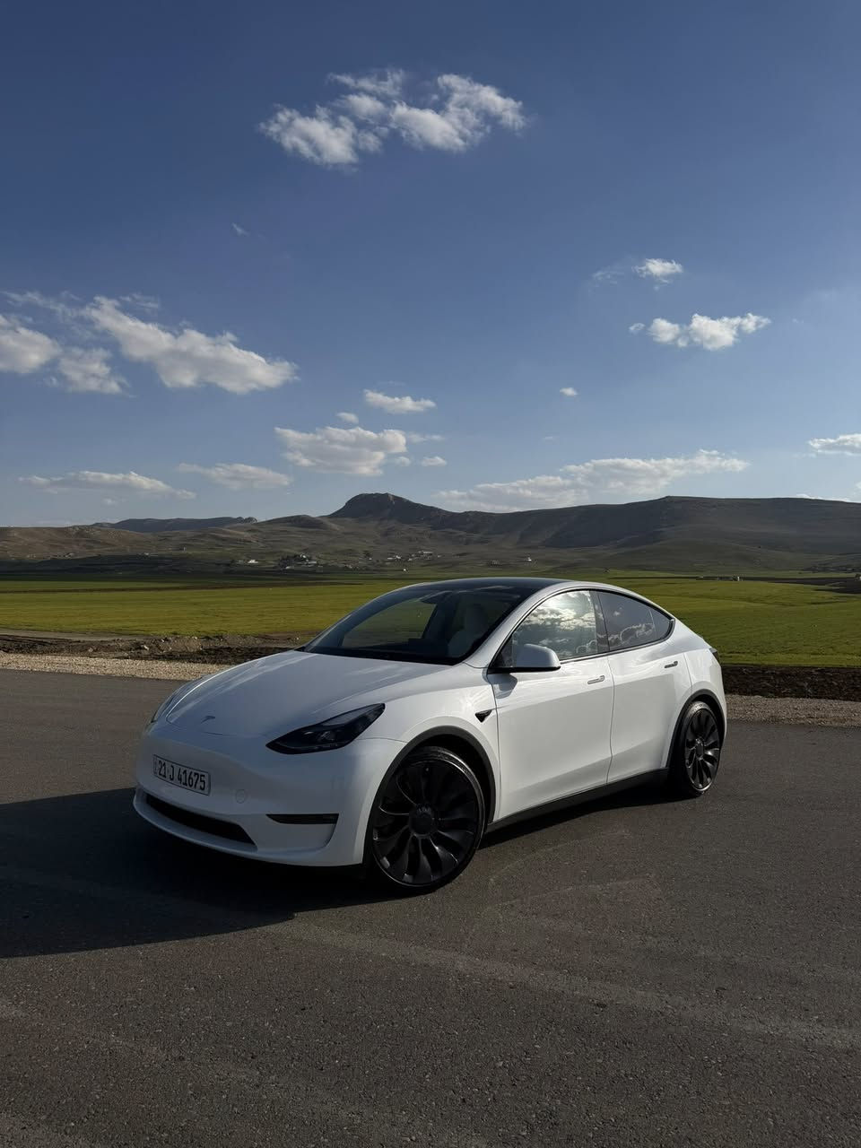 Tesla Y dual motor Performance
سيارة بيرفورمنس ١/٤ من العراق 
لون أبيض و داخل ابيض موديل 2023  اونلاین سيارة داخل بكلين فقط  بي  قطع تين  كارت  كولش اصغير  بل بونيت  بعنك  ماتشوف مكان  كارت بس  بل سونر  يبين   دزيتلك  صوره  مكان مال كارت.  0-100Km  ٣.٥ ثواني
وياله أوبر تورباين - تايرات ميشلن ٢١  فلنجه كاربون سيراميك - سبويلر كاربون ماشية ٣٨ ألف ميل
سعر 259 ورقة و بيها مجال 
رقم شانسي 7SAYGDEF4PF871940
*********** مكان سليمانية
