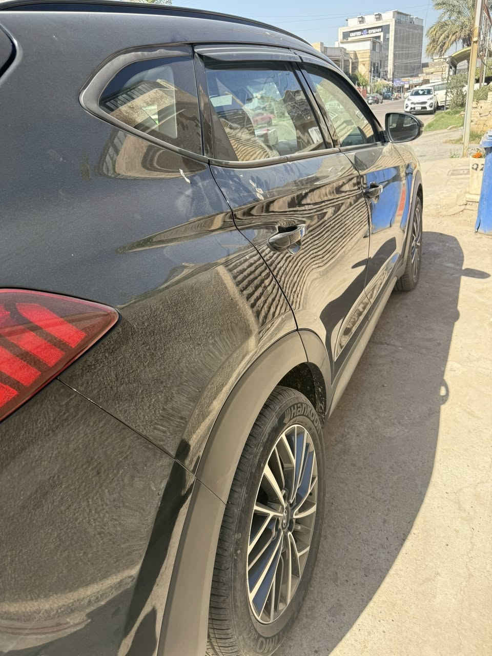 السلام عليكم توسان موديل ٢٠٢٠ للبيع فول مواصفات
بانورما فتحه ع طول
شاشه 
كامره حساسات
كشنات جلد …………فول للاخير  بصمه 
رقم بغداد باسمي فقط بنيد  حادثهه ايرباك ستيرن راجع سستم 
السياره جديده جداً المكان بغداد السيديه
السعر  ١٥٥ ورقه وبيهه مجال للشراي  علماً السياره حتى ريحه الشركه بيهه نضيفه جداً

بالحقيقه احلى من الصور لان السياره ممغسوله مكفوله من الشخطات
***********
