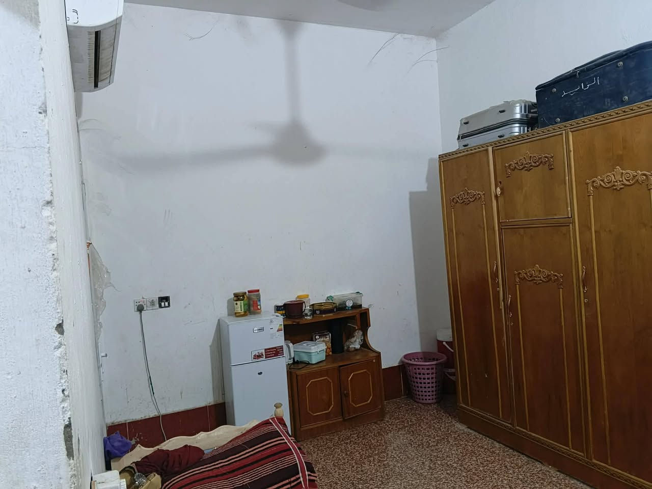 بيت زراعي مساحة 120م
طابقين
يتكون من طابق الفوك 3 غرف
جوه غرفه صاله ستقبال مطبخ
العنوان حي الحسين جديد ابو حوراء بدايه زراعي ثاني بيت قريب ع البيوت طابو 
زراعي سند 117
سعر 70 قفل
