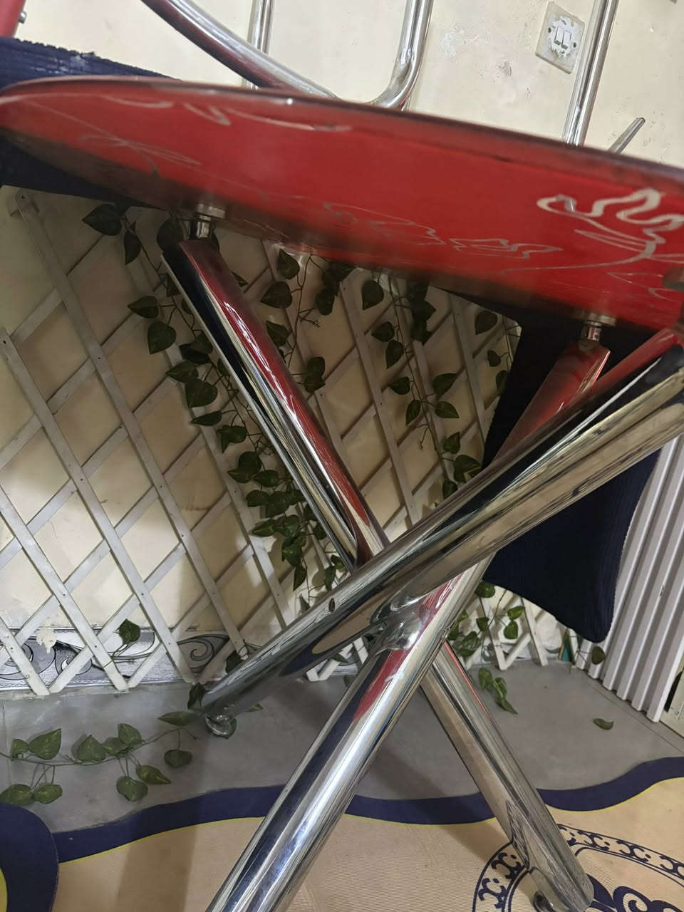 السلام عليكم ميز طعام وياه 4 كراسي سعره 60الف 
***********
