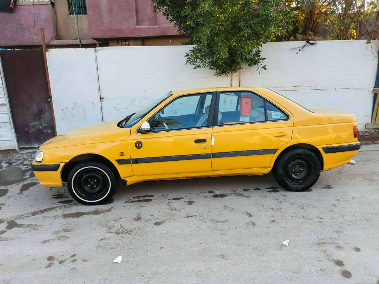 سلام عليكم بيجو بارص 2015 نضيفه فقط بس الكشر بي جراد يرادله بوليش ول دوسات بيهن خياس السعر ب 42 وبيه مجال للشراي هيه وغرامات مصفره مكان بغداد التاجي ***********./اذا اكو مراوس بسايبه12 ويطي فرق عادي
