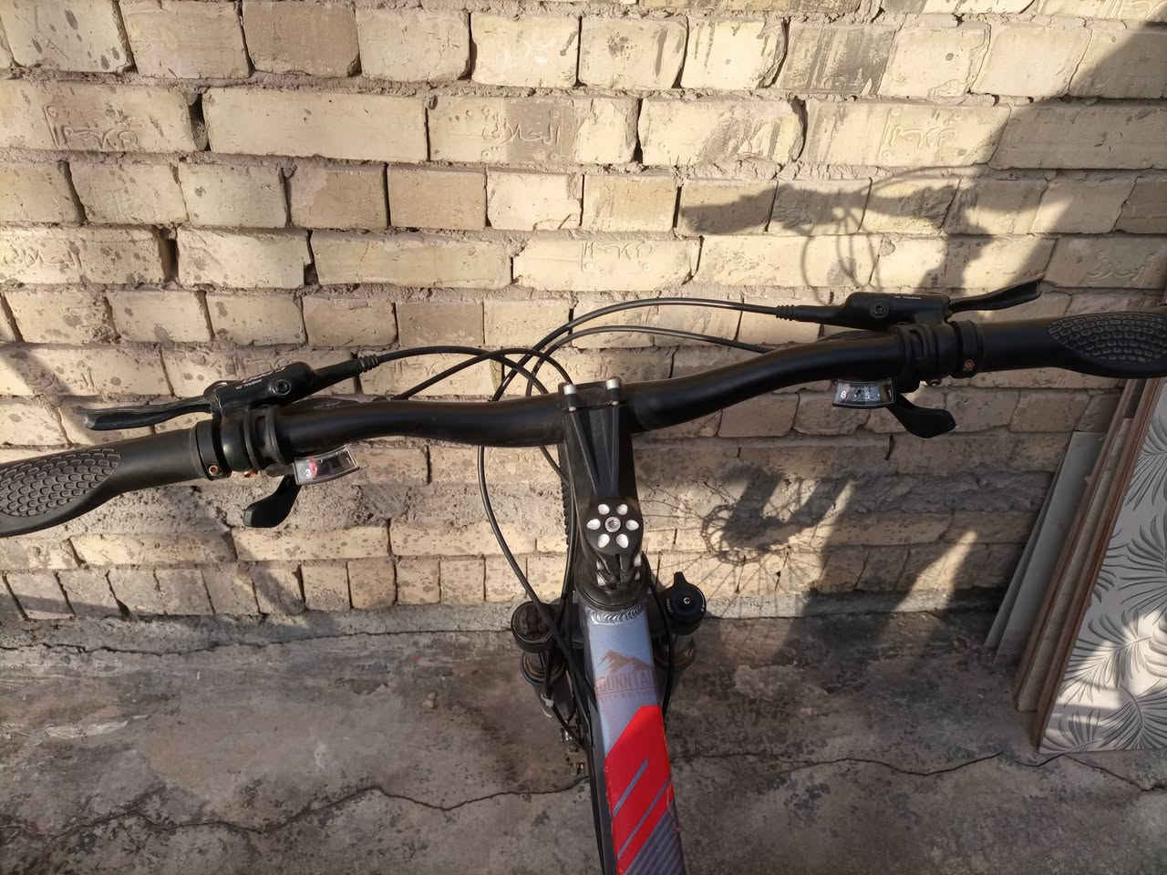 السلام عليكم شباب بيسكل معروض للبيع السعر 180 الف وبي مجال هماتين
المواصفات كالتالي 
1- اثنين كيورة كما موضحة في الصور 
2- اثنين بريكات هيدروليك 
للاستفسار على رقم 
*********** 
الموقع الرصافة الثانية البلديات
