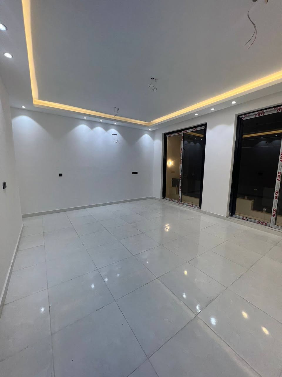 سلام وعليكم
بيت للبيع _ حي دجله مربع اول شارع رقم 10

مساحه 100 متر واجه مرمر كله ماشالله مرمر

طابقين ثلاث غرف نوم وخدمات فوك وجوه

بيت مرتب جديد بعده غير مسكون 
الاتصال ***********
