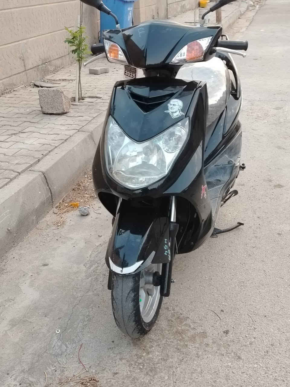 دراجه سكنز فحل ياباني نوزل خطين دراجه نضافه فول على وضع البلادي ستندر ومداريها ومتابعها أكثر متتصورون الدهن مالتها كل 15 يوم ادير امزويل لتر15الف بانزين محسن دراجه تعتبرها مال دكتور وحته قليل كلش اطلع بيها وثاني شي اني لا بياع ولا شراي اجني فقط جديد *********** واي استفسار تدللون واعتذر الصور شويه ما واضحه
