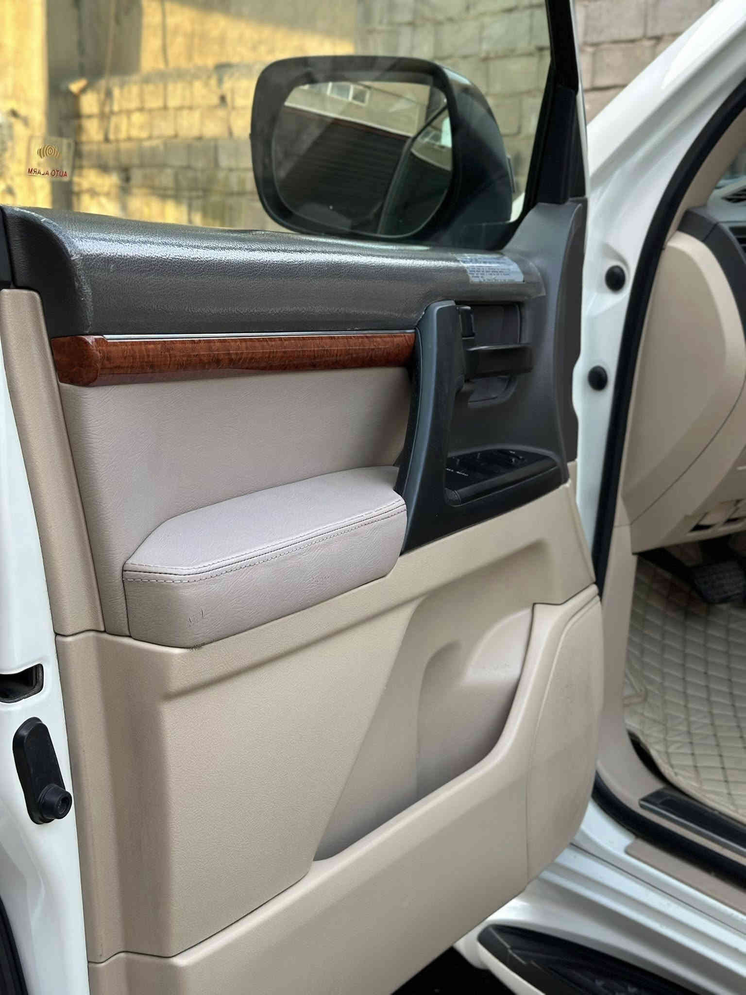 السلام وعليكم 
للبيع لاندكروز 2012 خليجي فول موصفات محرك 4700
مواصفات GXR الموصفات ثلاجه مري شفط زنون عالي ناصي حساسات الممشى 270 الف رقم بغداد شبه مميز
بصمة تشغيل بصمة ابواب اشارة ترحيب السيارة كفاله من الصبغ وتبديل كفالة محرك گير مكان السيارة لانبار /فلوجة
السعر/38000 وبي مجال
لاتصال: ‭0783 320 0900‬
