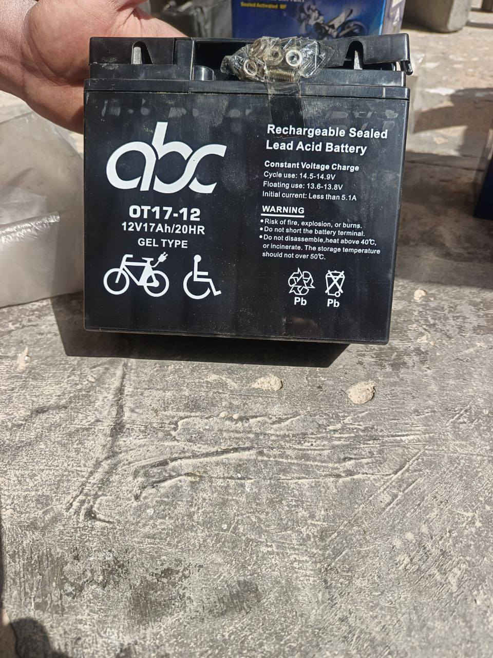 بطاريات منوعة (دراجات نارية / UPS) - نظافة خارجية 100%
الوصف:
عندي مجموعة بطاريات متنوعة كما موضح في الصور، الحالة الخارجية ممتازة جداً (نظيفة جداً وبعضها بكرتونه وتغليف المصنع)، لكنها مخزنة عندي منذ سنة ولم تُستخدم.
⚠️ ملاحظة هامة للمصداقية: البطاريات للبيع بنظام "الفحم" (على وضعها الحالي وبدون فحص)، لأني لا أعرف مدى كفاءتها في الشحن حالياً بسبب مدة التخزين.
الموديلات المتوفرة والأسعار بعد خصم 40%:

1 ) بطارية ABC (12V 17Ah): موديل OT17-12 (مثالية للكراسي الكهربائية أو السكوترات).
💰 السعر الجديدة : [ 70 الف ].
💲 سعر بعد الخصم : [ 50 الف ] 

2 ) بطارية Vela (YTX9-BS): مخصصة للدراجات النارية (حجم كبير).
💰 السعر الجديدة : [ 35 الف ].
💲 سعر بعد الخصم [ 30 الف ]

3 ) بطارية Vela (YTX7A-BS): مخصصة للدراجات النارية (حجم متوسط).
💰 السعر الجديدة : [ 30 الف ].
💲 السعر بعد الخصم : [ 25 الف ]

4 ) بطارية High Power (12V 9Ah): موديل NP9-12 (لأجهزة الـ UPS والكشافات).
💰 السعر الجديد : [ 30 الف ].
💲 السعر بعد الخصم [ 20 الف ]

تفاصيل إضافية:
تگدرون تنهضونهن بل شحن بس ما اعرف التفاصيل سئلت ابو دراجات . 
الأولوية لمن يأخذ "الشلع" (المجموعة كاملة) بسعر جملة خاص.
البيع على حالة الصور والفحص عند الاستلام الظاهري فقط.
للتواصل والاستفسار، يرجى مراسلتي على الخاص.


**إذا كنت صاحب هذا الإعلان وتريد حذفه لأي سبب، رجاءا أرسل رسالة إلى الدعم الفني**