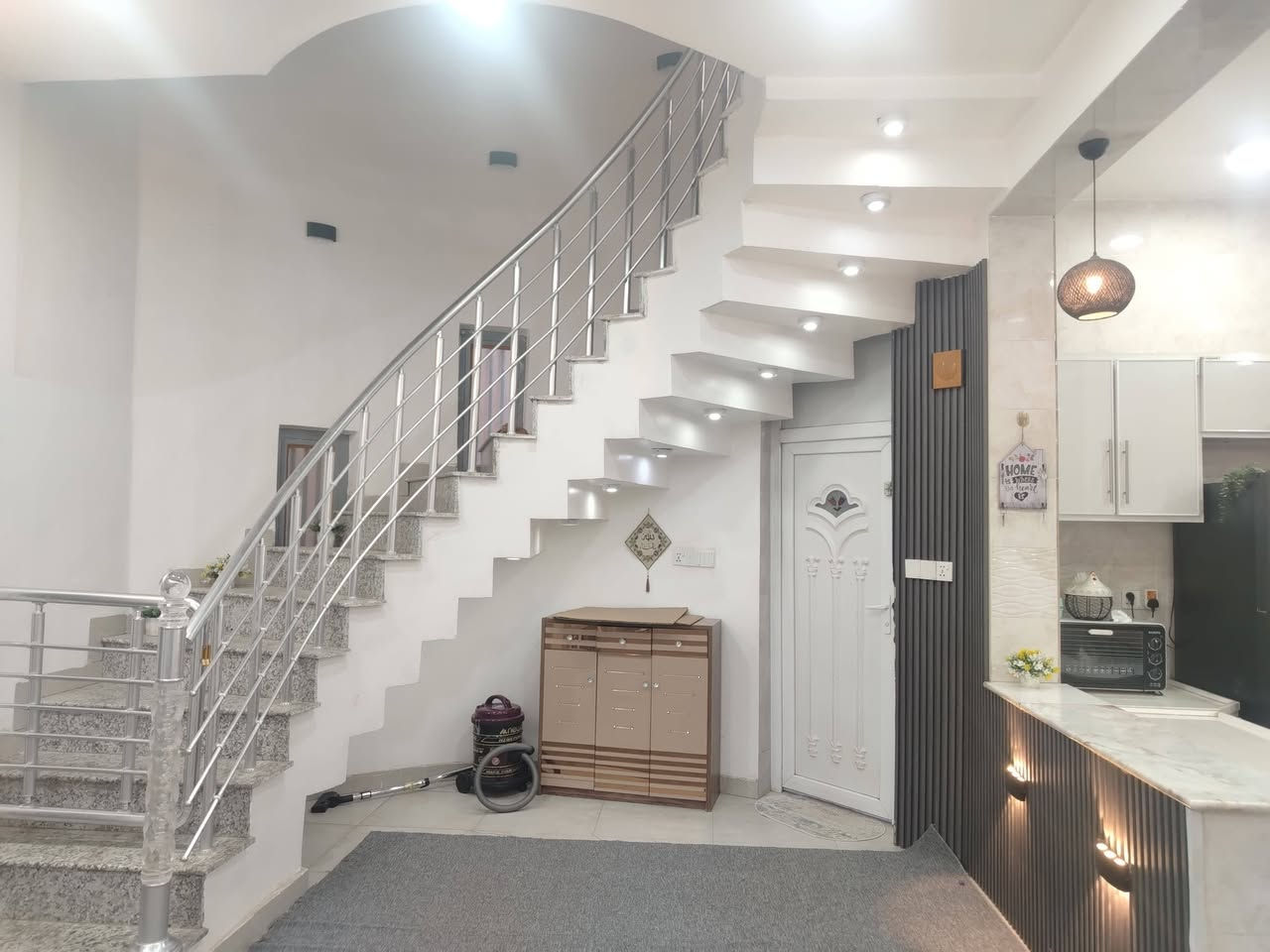 المنزل
في التقيه الثالثه يبعد ٧٥ متر عن شارع نجف ديوانيه قريب عل مازن البنجرجي 
طابو زراعي سند ٢٥
معامله التطويب كامله ب البلدية مشمول بالجهد الخدمي وحاليا مباشر بالجهد 
مساحة المنزل ٢٥٠ متر 
يحتوي عل غرف عدد ٢  ٦×٤
صالة واستقبال وصحيات عدد ٢ ومخزن 
كونكريت مسلح طابق واحد سنه البناء ٢٢

السعر المطلوب ١٤٠ مليون
@الاستفسار واتس أو(مراجعه مكتب حسين فليح للعقار مقابيل سايدين ام  ***********
