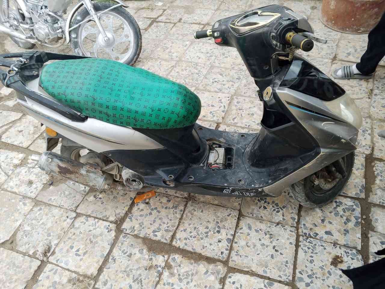 دراجه للبيع شغاله نقصهه بريك وجوزه هندر واحد تشتغل السعر 200وبيهه مجال ***********
