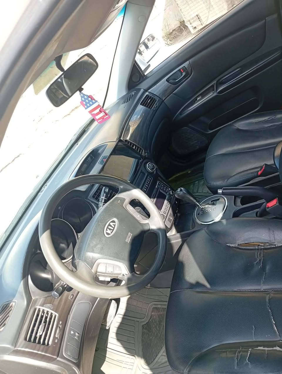 السلام عليكم من رخصة الادمن اوبتما موديل 2010 وارد كوري خط واحد بلادي السياره فول مواصفات نظيفه جدا ماعايزه برغي لايت زنون شمسي اصلي نفس البلاد بضبط صبغ 3 قطع اثر شخوط بدون حادث وبيه سونار تبريد ثلج تخم تاير شاشه وكامره فتحة سقف ترايك وين متحب اقتصاديه بالبانزين الى درجه متتوقعه سياره بسمي سعره 104 بيه مجال قليل للطيبين ***********
