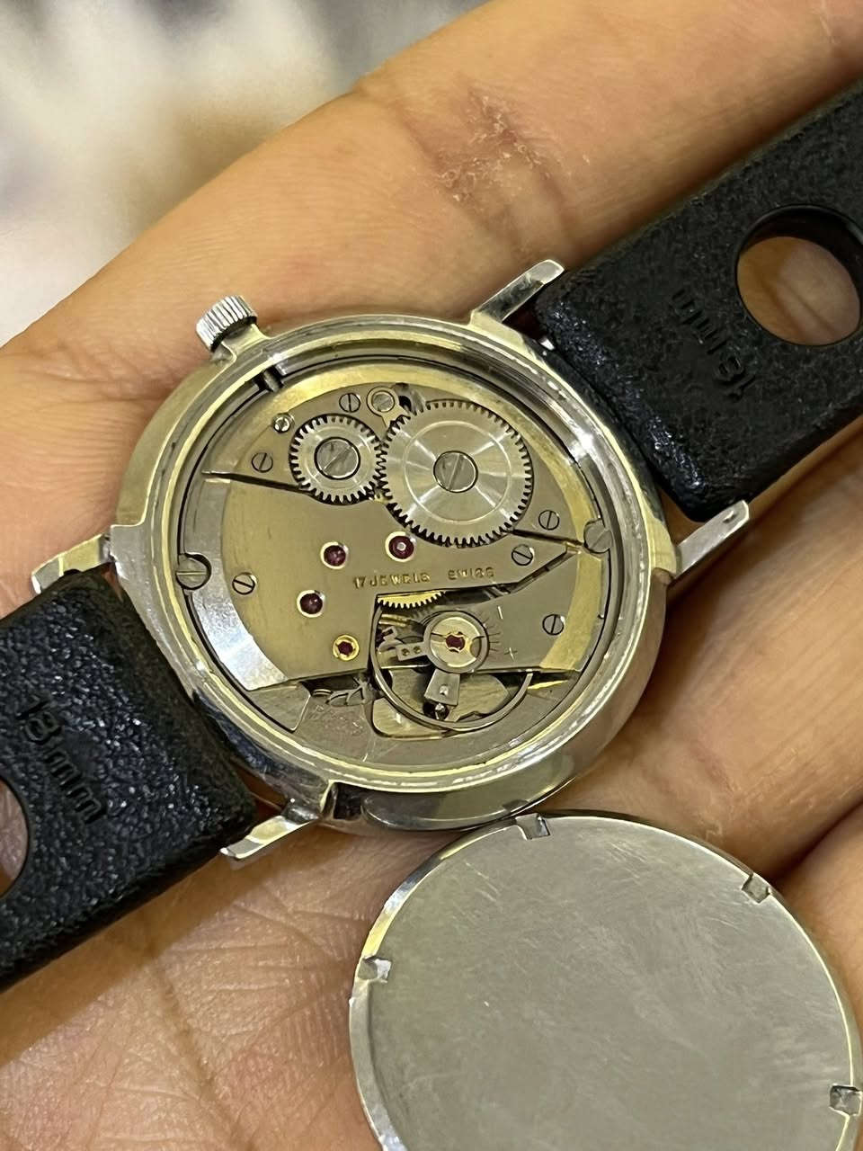 1960 Numa-Super
القطر:33mm
تحفة تجسيد للأناقة الكلاسيكية بلمسة عصرية. تتميز الساعة بميناء (Dial)
أبيض نقي مع مؤشرات ذهبية ناعمة وتصميم فريد لثوانٍ فرعية عند رقم 6، مما يمنحها طابعاً هندسياً مميزاً.
المنشا : سويسرا
المواصفات الفنية:
• الحركة: ميكانيكية (تعبئة يدوية)، تحتوي على 17 حجر (Jewels 17)
ضمان الدقة والمتانة.
• الميناء: تصميم بسيط وراقي شعار النجمة المميز وعلامة "Swiss Made".
• الحالة: الماكينة تظهر بحالة ممتازة ونظيفة جداً (كما هو واضح في الصور)، مما يعكس جودة التصنيع السويسري القديم.
• الحزام: حزام جلدي أسود رياضي مثقب (Rally Strap) يضيف لمسة
شبابية وقوية
الحالة: مخزنة بعناية (Mint Condition)، 
الماكينة :نظيفة جداً
🔸للأستفسار يرجى التواصل خاص 🔻


**إذا كنت صاحب هذا الإعلان وتريد حذفه لأي سبب، رجاءا أرسل رسالة إلى الدعم الفني**