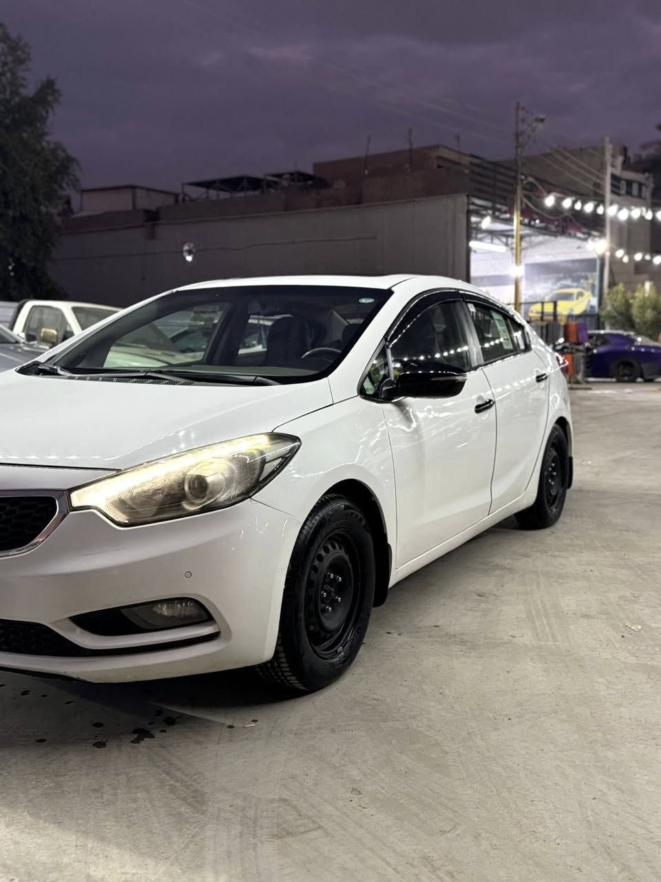 سلام عليكم
كيا سيراتو 2013
فول مواصفات
بصمة-فتحة-تبريد قطعتين -موي شفط-
ترحيب -كامره وشاشه بلادية-داخل لونين
لد امامي خلفي -حساس امامي خلفي 
شفتات بالستيرن-تحديد مسار -ستيرن 3وضعيات
السياره جاهزه مكينه وكير جدد تخم تاير ويل جدد 
السياره رقم انكليزي جديد وهزه جديده وعندي وكاله عامه 
مكان السياره بغداد الغزاليه 
***********
السياره بيه طخه بين الباب والجاملغ مال سايق وبالخلال الخلفي موضحات بالصور
السعر 120
