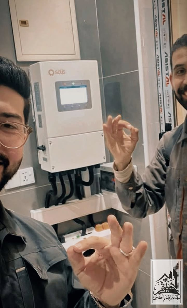 مو كل من مدّ وايرات صار مهندس طاقة! 🛑
الصورة اللي تشوفوها مو مجرد أضرار مادية، هذي كانت ممكن تسبب كارثة حقيقية. المنظومة الشمسية مو بس أجهزة تشتريها، المنظومة هي أمان بيتك وعائلتك، وهذا الأمان يعتمد بنسبة 100% على طريقة التصميم والتأسيس الهندسي.
الصورة الأولى للاسف نتيجة اختيار مواد رديئة، غياب قواطع الحماية (DC/AC Breakers)، أو ربط عشوائي غير مدروس للأحمال والبطاريات.
في المقابل؟ 
شغل شركة هيثم الخفاجي لأنظمة الطاقة الشمسية.. تميز، دقة بالترتيب، عزل تام للأسلاك، واختيار أرقى الأجهزة العالمية (مثل داينيز وغرووات) مع تفعيل كامل لوسائل الحماية الذكية لتضمن استمرارية الطاقة بأعلى درجات الأمان.
لا تخاطر ببيتك علمود توفير بسيط.. اختار الاحترافية من البداية.
📍 متواجدين لخدمتكم في كافة المحافظات العراقية.
📞 للاستفسار والتواصل: ***********
💡 شركة هيثم الخفاجي لأنظمة الطاقة الشمسية - تحت إدارة المهندس هيثم الخفاجي
