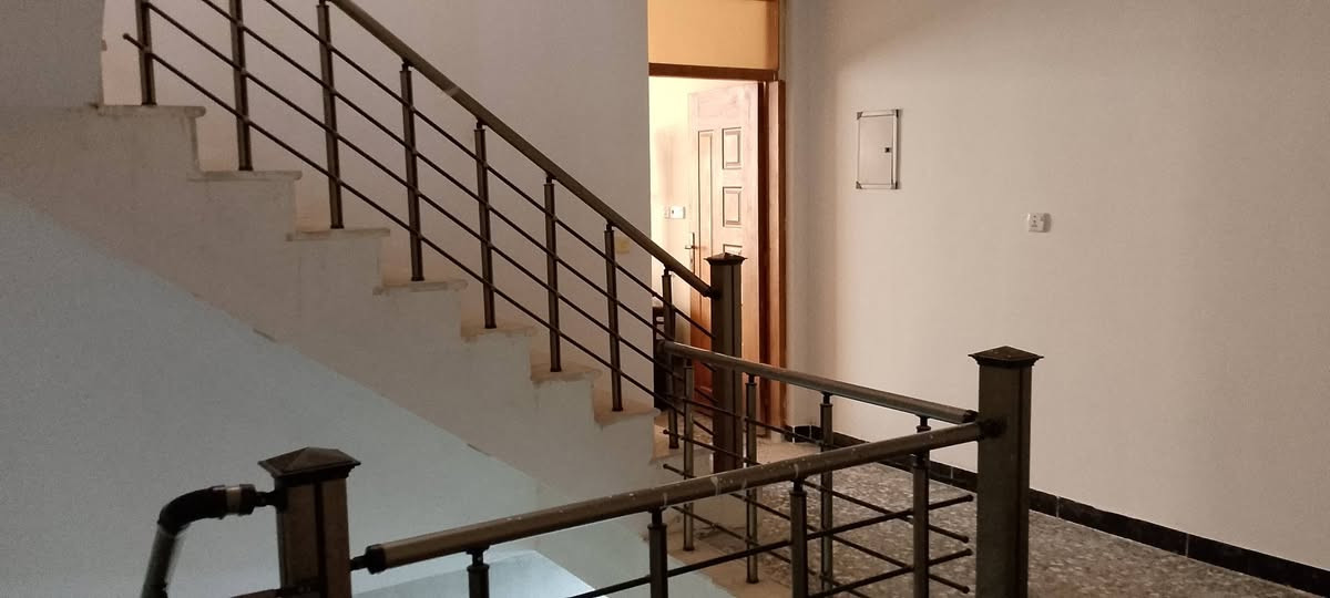 بيت 100متر في منطقة الغرير
يحتوي على استقبال واسع و ثلاث غرف نوم و
خدمات صحية في طابق الاول والثاني ومطبخ جدا واسع 
بيت حديث جدا بناء درجة اولى
منطقة كامل خدمات بدون اي نقص 
السعر 125 وبيه مجال بسيط
للتواصل ***********
