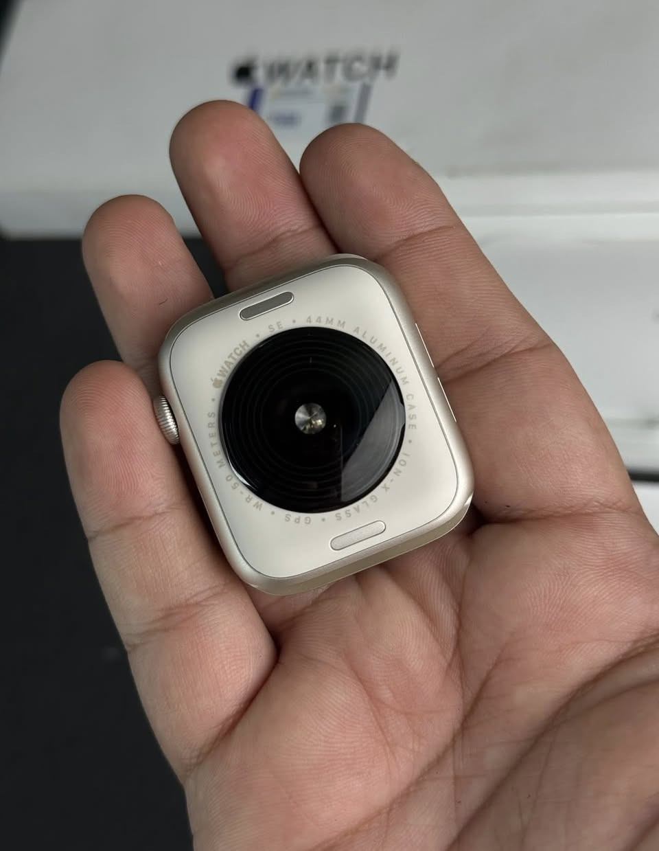 ساعه مميزه إصدار حديث من شركهapple watch إصدار SE 2 الساعه معروفه بكل مميزاتها الحديثه من شركه ابل جديد غير مستخدم  ولا مشحون. القطر mm44 السعر 300.  ***********هـ
