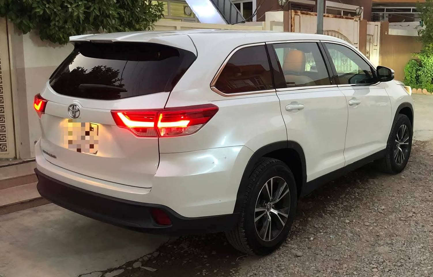 السلام عليكم
للبيع والمراوس

‏هايلنر وارد امريكي
الموديل 19 المرغوب بيهن
رقم سليمانيه دولي
فئة LE العداد 120
محرك 6 سلندر3500 وضع شركة محرك كير اكسن وشرط
الضرر واضح وموجودة
الصور بلمنشور 
بدون إرباك 
بچم كبس
بدون دواخل
رقم شاصي موجود بلمنشور معا الرابط  صوره الضرر موجودة
المواصفات
سبعة راكب
 ثلاث قطع تبريد
داخل جلد ابيض 
كامري خلفية
‏ رادار امامي
تحديد مسار
‏سيارة حلوة في 
حالة جيدة
بيها رش باب خلف 
السائق وأيضن بدون دواخل
 مشروطه من كل عيب وباقي المواصفات معروفة  فئة LE
السعر عندك رقم تلفون اتصل 
 مراوس هم يرهم
 حسب القناعة 
العنوان  كركوك 
قضاء الحويجة
ناحيت العباسي
السعر  255 
***********
***********

https://en.bidfax.info/toyota/highlander/8162806-toyota-highlander-le-2019-white-35l-vin-5tdzzrfh0ks302855.html
