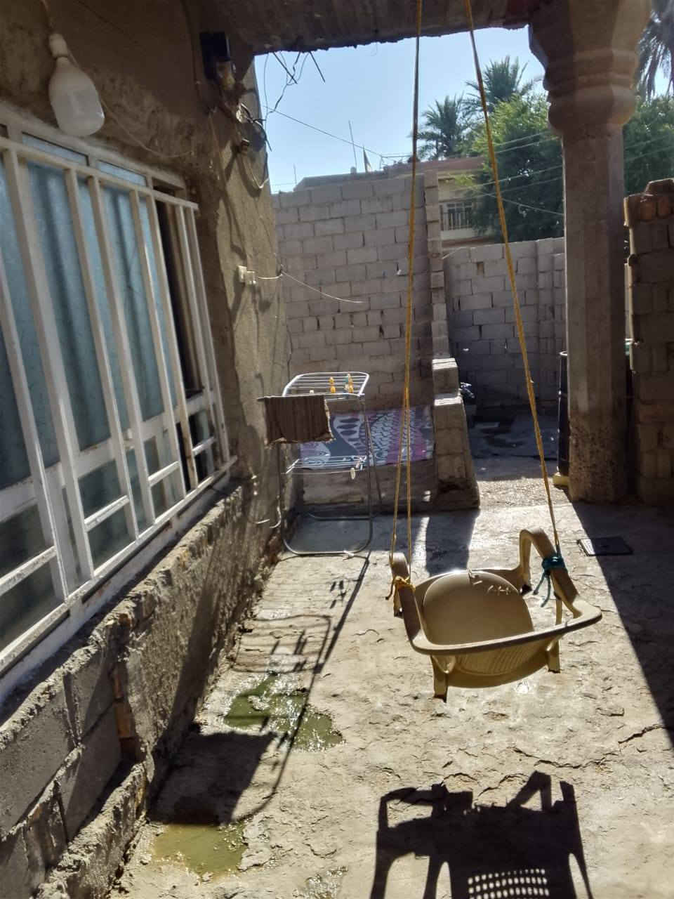 مشتمل للبيع المساحه 100متر بيه غرفه وكلدور ومطبخ ومجمع صيحات صاله كاماله البناء باقي سكف بيتونه كامله بدون درج  منور صغير خلف البيت  ارضيه صب  السعر 28 مليون علما طابو زراعي  العنوان حله الجزائر فرع الوردية قرب سكة الحديد 
***********
