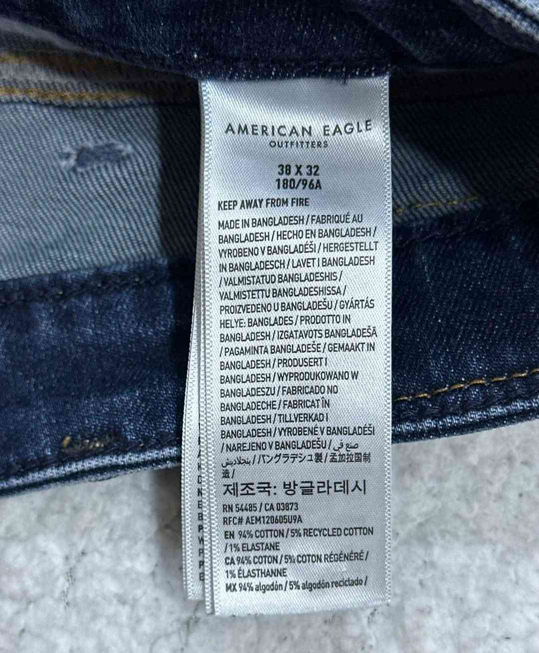 بنطرون AMERICAN EAGLE
ليكرا 
قياس 38 
الطول 110 
الحجل 20
السعر 25


**إذا كنت صاحب هذا الإعلان وتريد حذفه لأي سبب، رجاءا أرسل رسالة إلى الدعم الفني**