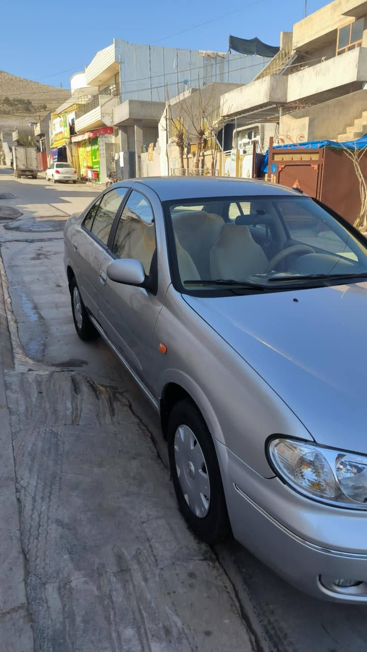 نیسان سەنی 2005 ئاڕمی هەولێرە سەنەوی ویشی لەگەڵایە تەحولی عەسڵە ئەستۆ پاکی بۆ کراوە خەرامەیشی بەشەرت یەک پەڵەی بجوک بۆ یاخی هەیە سەیارەکە فول فولە فۆڕمیکایە کە لەو عەینەک پێشوو دوای کەپسە   جوار دایەی  تازەی لەسەرە دەقەو ڕەقەی بەشەرت نـــرخ $82مـعامەلەیەکی کـەم پەیوەندی ***********
