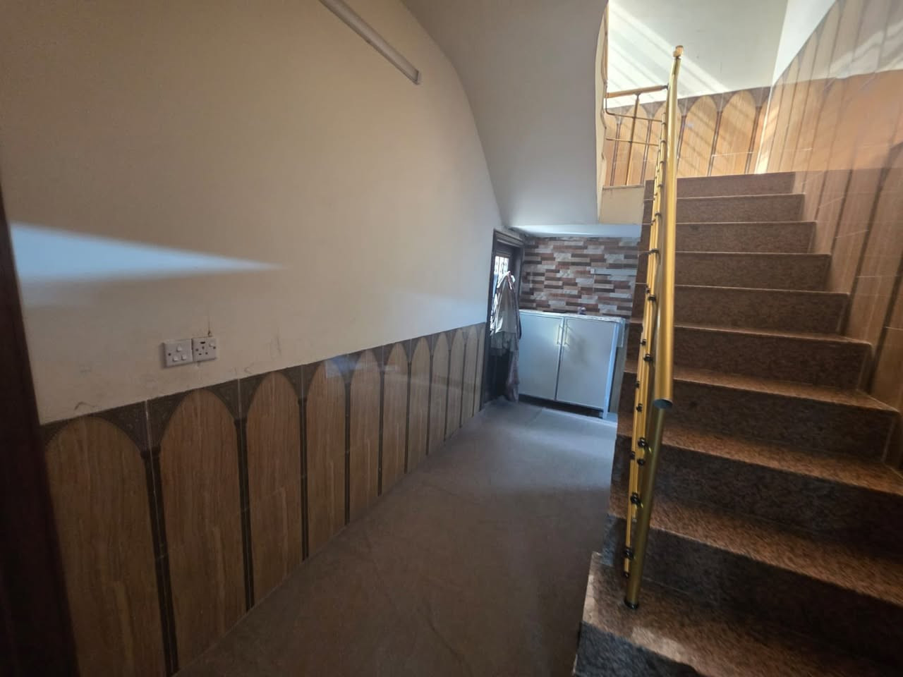 دار للبيع مساحة 315 متر بنا حديث البيت فول ربعة 10 في5
المطبخ 10 في 4.5 حار بارد 

4 غرف نوم 

صالة عدد 2 

صحيات خارج 

صحيات داخل 

صحيات طابق الثاني

عنوان البيت الديوم قرب جامع القهار 

السعر وباقي الاستفسار اتصلو على الرقم ***********
