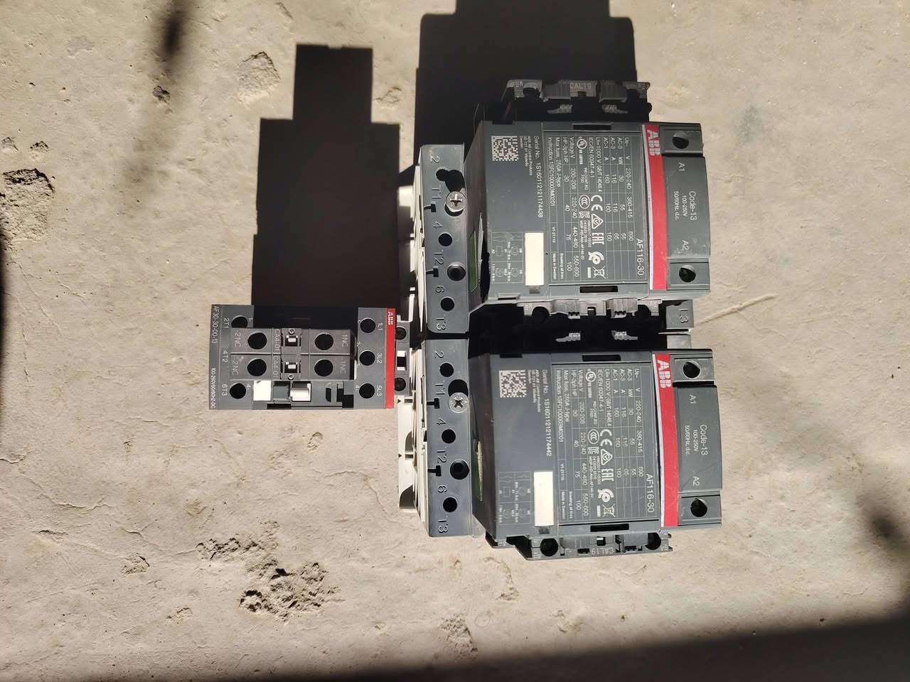 سلام عليكم كونتكتر abb 250 امبير عدد 2 و50 امبير عدد 1 جدد بس واحد منهم مكسور غلافة من جوة وكع مني بس جديد ثابت مو متغير AC/DS مكاني بغداد بلديات سعر 200 الف مستعجل عليهن رقمي ***********
