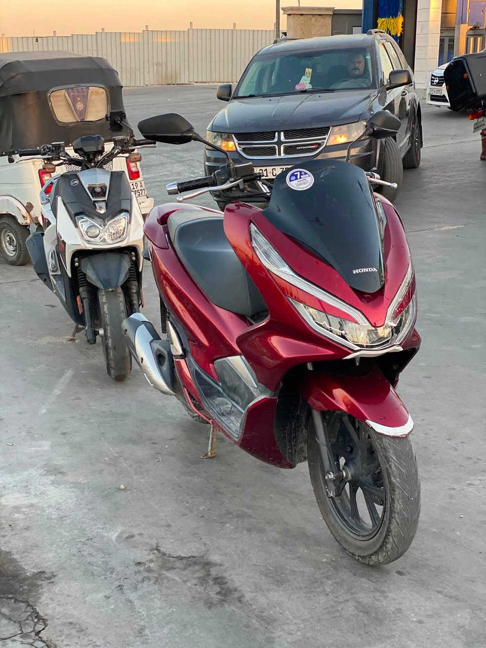 السلام عليكم / دراجه (Pcx)ياباني 150cc
جيل الثالث ممشا 25الف دراجه بلكارتون 
دراجه جديده بمعنا كلمه نضام APSمانع نزلاق 
سايد بريك و مري و يدات رياضي و قبق بانزين رياضي دراجه حلوه و نضيفه سعر 18 وبيها مجال بسيط 
مكان بغداد البياع 
رقم ***********
