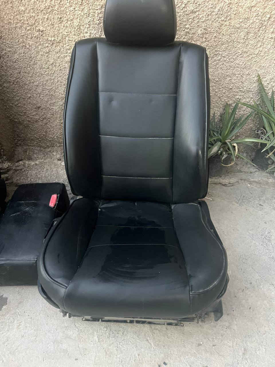 السلام عليكم لبيع كشنات BMW500 كهرباء شغلات ومطوراتهن كامل بس يردلهن ترتيب لن متروكات يعني تنضيف تزيت السجاج لا كسر لا شك نضفات السعر ١٧٥ وبيهن مجال بصيط مكاني بغداد المشتل ***********
