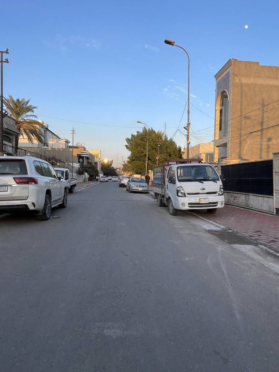 السلام عليكم 

الدار للبيع عقار جيد جدآ صالح للسكن بناء فاخر 

المساحه 630 م الواجهه 20 م 

يحتوي الدار ع كراج عدد 2 و حديقه عدد 2 

صالات عدد 3 خدمات عدد 4 غرف نوم عدد 12 

الدار ممتاز جدآ فارغ 

( عنوان الدار بغداد كرادة مريم خلف وزارة لخارجيه دور السكك) 

                              

                             ⭕️ للأستفسار ⭕️

🌸 مراجعة شركة الشيخ للوساطه العقاريه حصرآ 🌸

الشيخ فلاح الجبوري          *********** 
ابو وسام                               *********** 
احمد الشيخ الجبوري                 ***********

                          📍موقع الشركه 📍

🌺بغداد سبع ابكار لشارع لرئيسي مقابل مطعم مندي لبلام🌺
