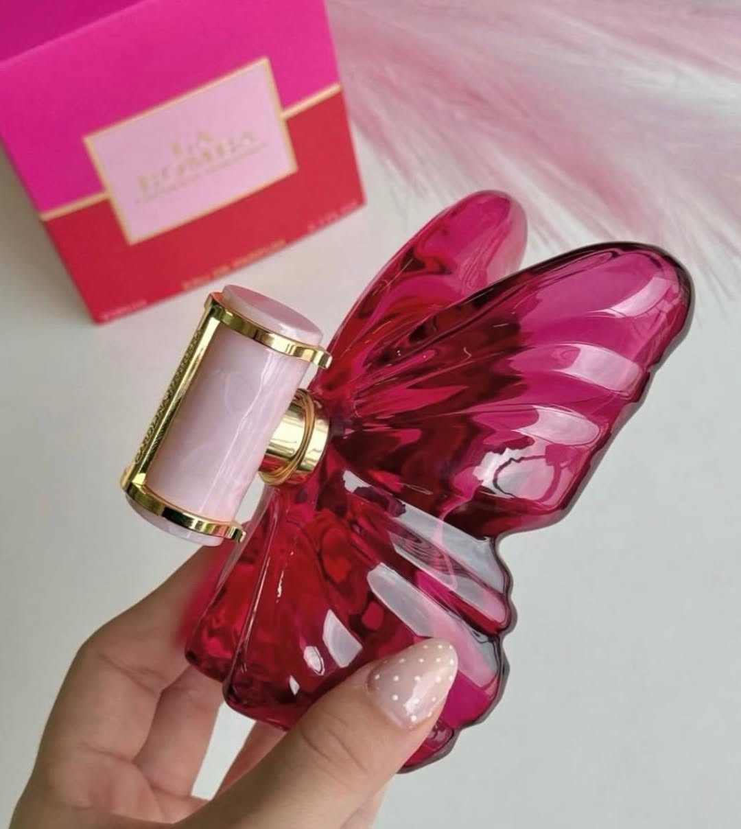 عطر لامبوبا الجديد 🩷

أنوثة هادئة بس أثرها ثابت
لا بومبا من Carolina Herrera توازن ناعم بين الانتعاش والزهور والدفء، يكمّل حضورك ويترك انطباع راقي بدون ضجيج.
للي تحب الأنوثة الواضحة والبسيطة.

للاحجز دايركت -***********📞

توصيل يتوفر كل مناطق 🚛محافظات🚛

  📍بابل-الحصوه -خلف مرطبات التفاحة-شارع الاول -كوزمتك الزهور

#كوزمتك #اكسبلور_فولو #عطور
