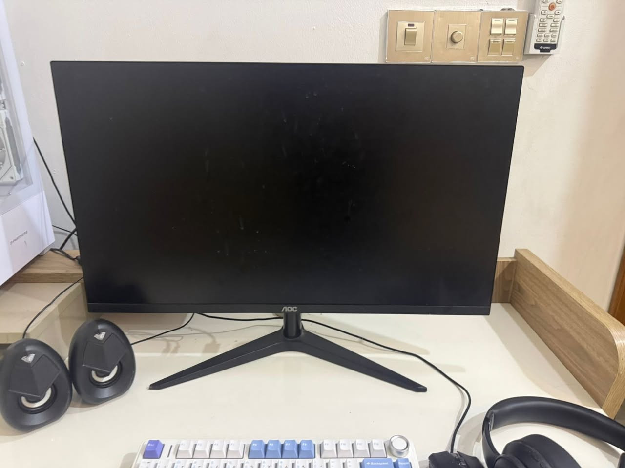 :
* 📏 الحجم: 27 إنج
* 🖥️ الدقة: 2560×1440 (QHD / 2K)
* 🎨 نوع اللوحة: IPS
* ⚡ التحديث: 100Hz (حسب النسخة)
* ⏱️ زمن الاستجابة: حوالي 4ms
* 🔌 المنافذ: HDMI و DisplayPort
* 👀 زوايا رؤية واسعة 178° شاشه كسره خفيف
للتواصل والاستفسار ***********
