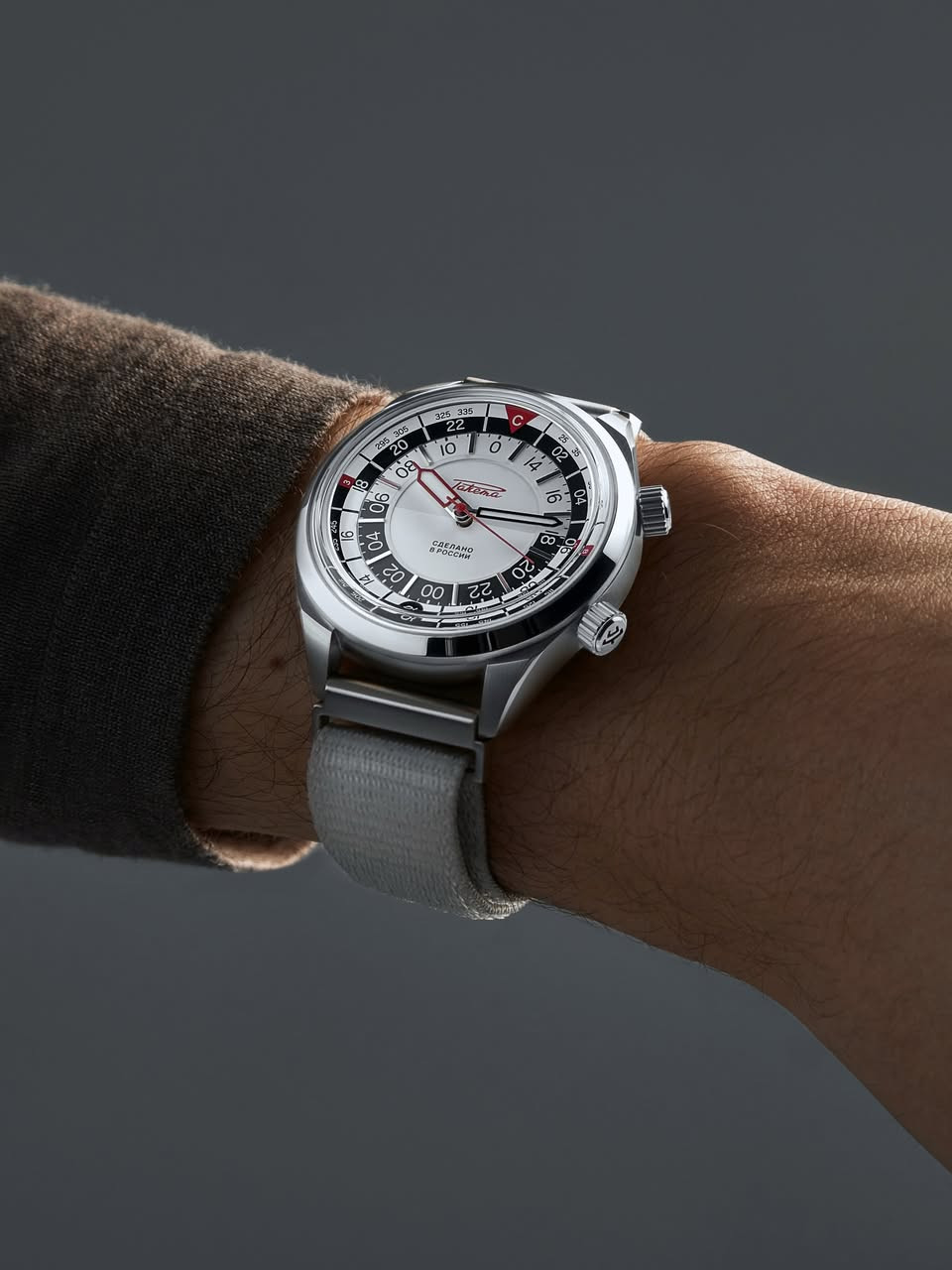 Aboard the ISS, it is more convenient for cosmonauts to track time in 24-hour cycles, so the key design feature of the Raketa “Baikonur” watch is its 24-hour dial with contrasting black and white sections to easily distinguish day from night. 

An additional crown sets a second time zone, enabling cosmonauts to keep track of both GMT, used on the ISS, and the local time on Earth.

In zero gravity, the conditions are not ideal for a self-winding movements, so it’s better for cosmonauts to wind their watches manually. However, manual winding over a long period of time causes wear on the self-winding module. To avoid this, Raketa movements have a unique function that disconnects the self-winding module during manual winding.

The solar compass, located on a rotating bezel around the dial, completes and complements the watch’s functionality. This tool will help cosmonauts to find their bearings and survive in case they have landed in the wrong place, such as for example the taiga, and their electronic compass has failed.

24-часовой формат индикации времени на часах Ракета “Байконур” с контрастным чёрно-белым разделением циферблата на день и ночь помогает отслеживать время на МКС полными сутками.

С помощью дополнительной переводной головки можно управлять вторым часовым поясом, что позволяет одновременно следить за временем по Гринвичу (GMT), по которому живут на МКС, и земным временем.

В невесомости не самые идеальные условия для работы механизма автоподзавода, поэтому космонавтам лучше заводить часы вручную. Ручной завод в течение длительного срока может износить узел автоподзавода. Во избежании этого механизм часов «Ракета» имеет уникальную функцию отключения автоподзавода во время ручного завода.

Завершает и дополняет функционал часов солнечный компас, расположенный на вращающемся лимбе по внешнему периметру циферблата. Этот элемент позволяет космонавту ориентироваться на местности в экстренной ситуации — например, если посадка произошла вне зоны приземления (тайга, пустыня) и отказал бортовой электронный компас.


**إذا كنت صاحب هذا الإعلان وتريد حذفه لأي سبب، رجاءا أرسل رسالة إلى الدعم الفني**
