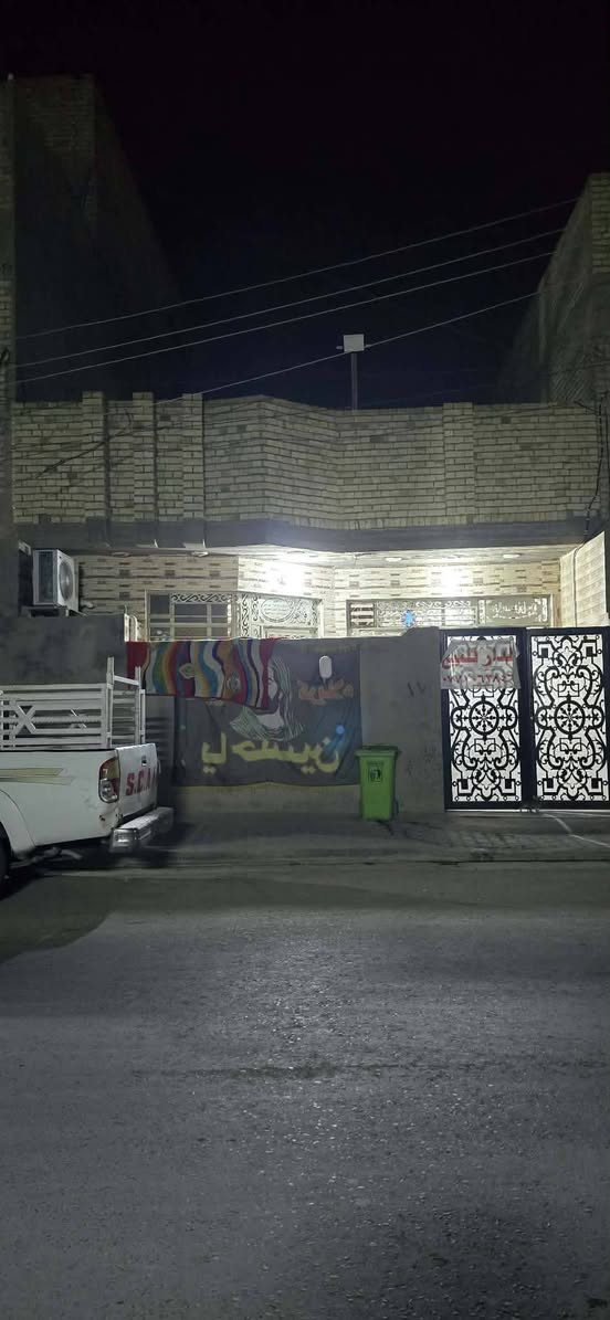 السلام عليكم بيتين للبيع او مراوس أبيت بنجم
المساحه كل بيت 100متر  طابق واحد سعرة 95وبي مجال
 وثاني 110متر   طابقين 105وبي مجال  
العنوان الشعله الدوانم شارع سكله ابو موسى البيوت 
على الشارع الرئيسي قريب على الصابيات سند 25
كافه الخدمات الشراي واتساب  تصال ***********@
