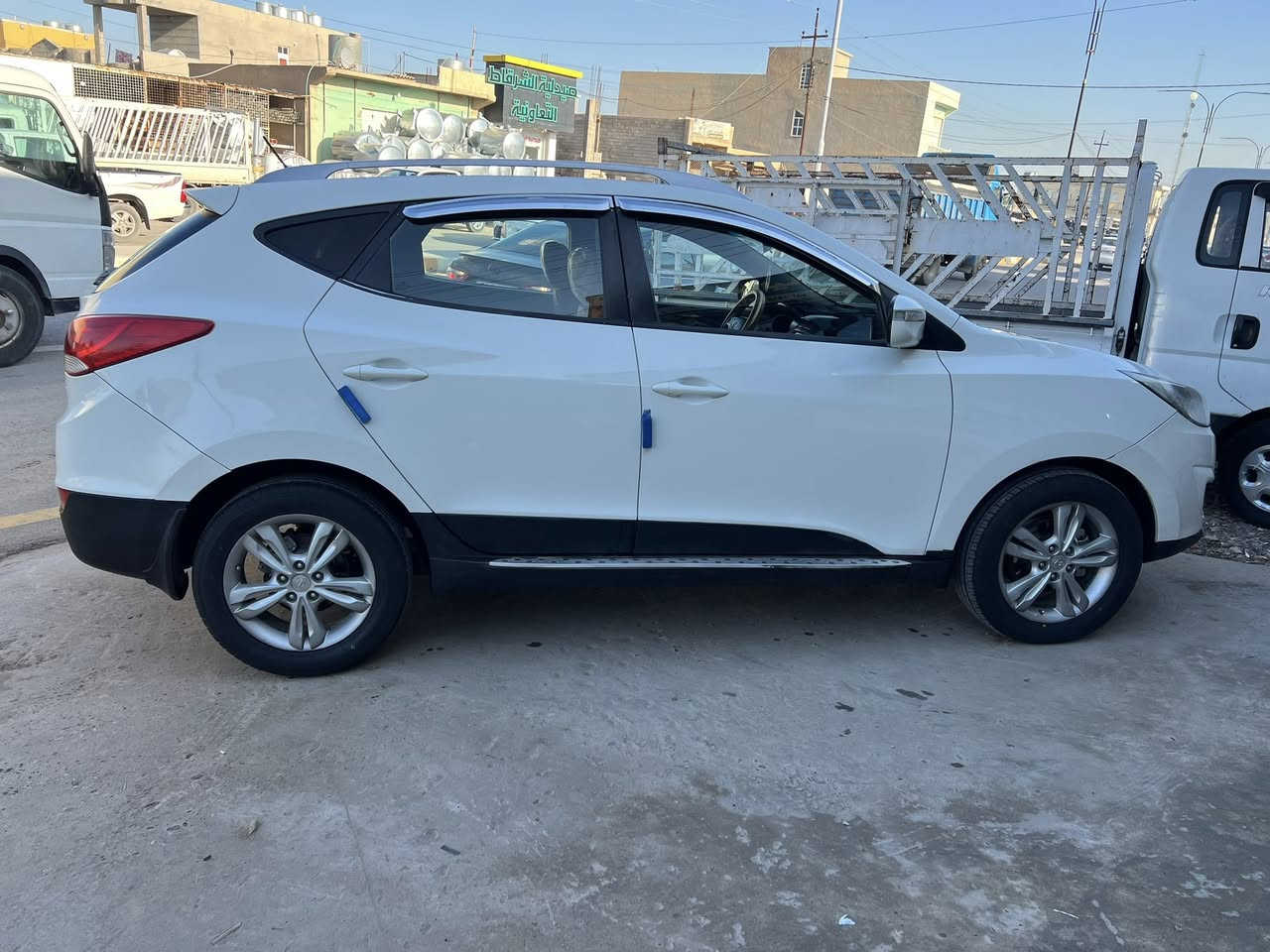 السلام عليكم

توكسان ٢٠١١  خليجي بانوراما كلين بدون صبغ بيها مكانين او ثلاث بارد محرك وكير شرط تايرات البارحه شديتهن صدر نص عمر تحويل مباشر مراوس بكورلا او كيا حمل السعر ١٣٥ وبيها مجال/ ***********   مكاني الشرقاط اسديره
