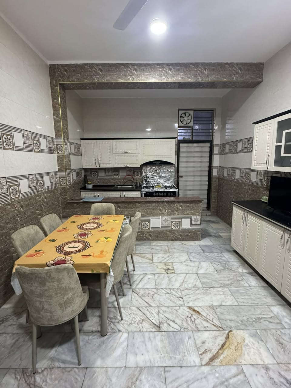 دار للايجار حديث مؤثث ✌🏻

الموقع / حي الصحة مقابيل مارينا  🏚️

المساحة /200

التفاصيل / 

الطابق الارضي / غرفتين  نوم ومطبخ وصحيات عدد ٢صالة هول طارمه ✌️

للاستفسار اكثر/
اتصال او واتساب 

***********
شركة المدهش للعقارات والمقاولات
