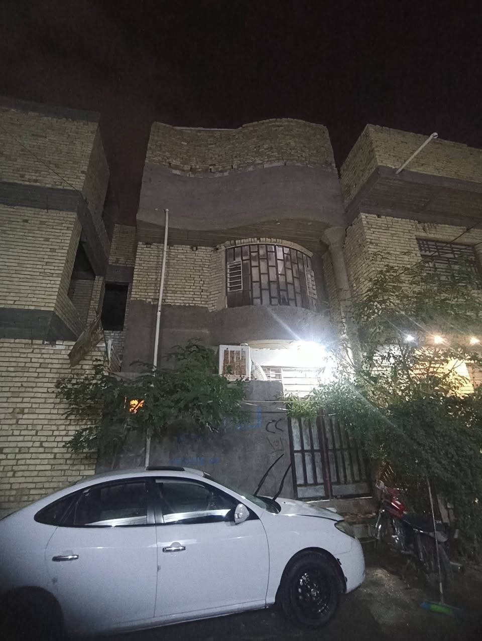 السلام عليكم
الدار البيع مساحه 50 متر. طابقين 
الطابق الثاني صاله. وسطح ومخزن 
طابو زراعي. سند 25 قرار محكمة.. 
البيت مقابيل قريه الغدير عمود 270 شارع الصب.  
قريب عل. شارع.  
يتوفر: 
ماء 💦

كهرباء 

انترنيت.. 
استفسار. ***********
