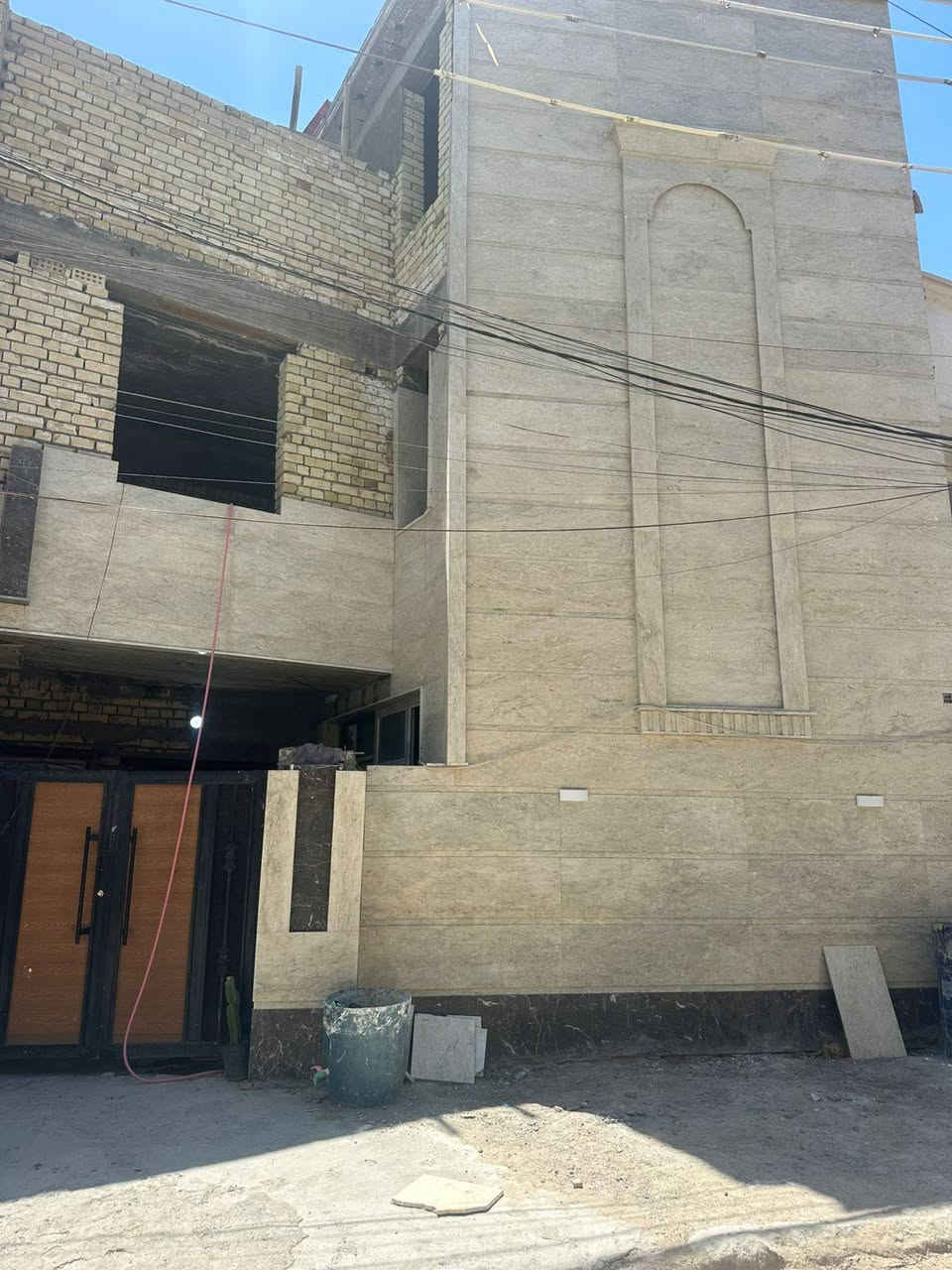 للبيع بيت 🏡 طابو صرف فى #الشرطه_الخامسه قرب شارع المدارس بناء #حديث٢٠٢٦ تسليم مفتاح 🔑  #مساحته٨٠م واجهه ثمانية يحتوي على ثلاث طوابق #٣غرف_نوم 😴 وصاله ومطبخ وصحيات عدد #ثلاثه واجهه وارضيه البيت #مرمر بناء درجة أولى للإستفسار اتصال 🤙 على #الواتساب على الرقم 
***********
#الجميع
