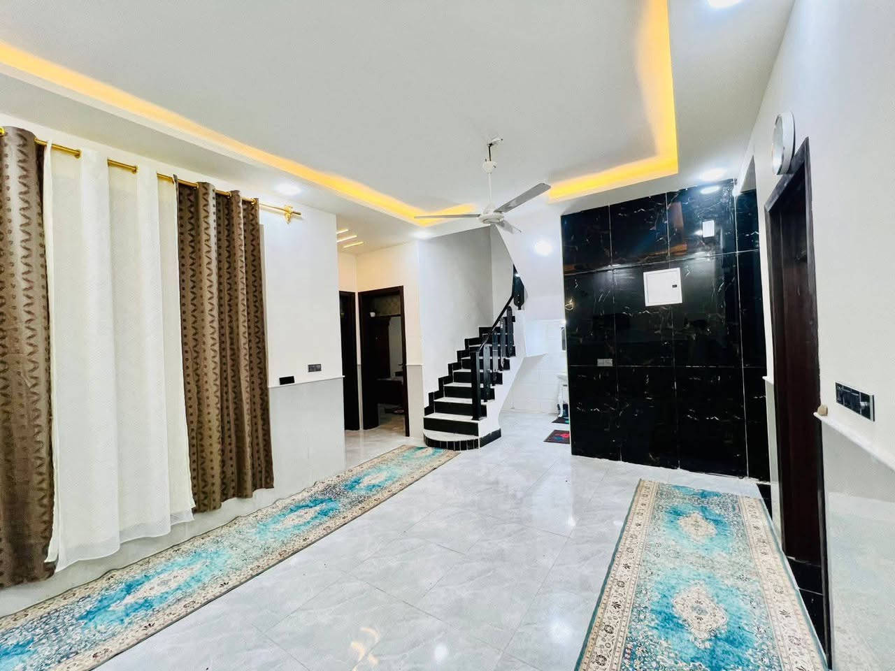 دار للبيع المساحة 200طابقين طابقين درجه اولى
بناء جديد طابوك جمهوي صب كونكريت اساس وسقف جسور  الع-------------------------------------------------------------------------

​💎 [نوع العقار: دار طابو زراعي قرار محكمه ] 💎

--------------------------------------------------------------------------

​📍 الموقع : [النجف الاشرف / مقابل ملحق قريه الغدير عله شارع المطار  ]

--------------------------------------------------------------------------

​📏 المساحة الكلية: 200متر طابقين  ]

--------------------------------------------------------------------------

​🏡 المواصفات الرئيسية: 

يتكون من : طابقين

 غرفة نوم 4➕ إستقبال ➕ صاله2➕ مطبخ ➕ 

مجموعات صحيه3

--------------------------------------------------------------------------

​🌟 مميزات الدار : [: خلف الشارع العام الرئيسي ⚡ ➕ بناء الدار هندسي حسب المواصفات #العالميه 🌍🌐 ➕ الدار حرف  ]

--------------------------------------------------------------------------

​💰 السعر المطلوب: [ خاص وتساب فقط / "قابل للتفاوض"]

--------------------------------------------------------------------------

​📞 للتواصل والمعاينة الفورية:

​***********او مراسله واتساب *********** 

--------------------------------------------------------------------------

عندك بيت او عرصه وتريد تبيعهه راسلنه واتساب ***********
