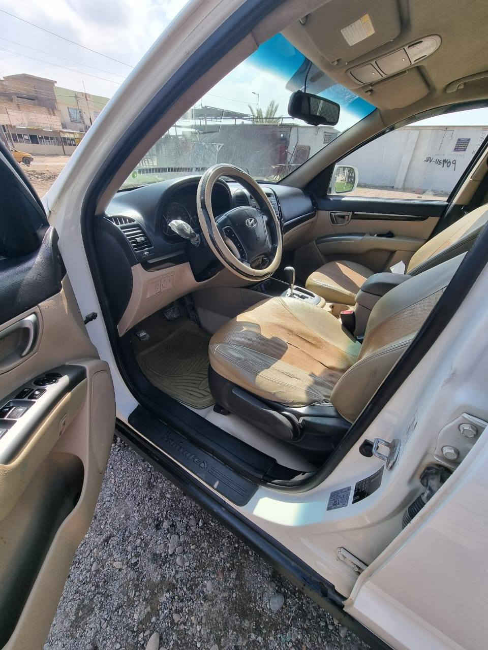 السلام عليكم
سنتافيه 2012 خليجي بسمي تحويل ثاني يوم هزه جديده رقم بغداد 
مكينه 3500 دوش 6 سلندر 7 راكب 3 قطع تبريد
سياره بيهه ثلاث مكانان صبغ فقط عندي سونار بيهه #سعرهه ١١٤ صدر تخم تاير تبريد كله جديد مكاني بغداد
***********
