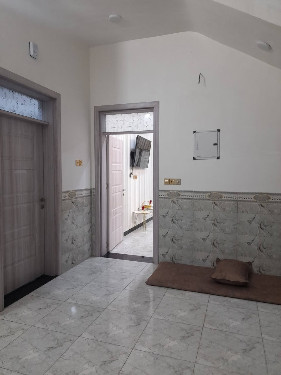 دار للبيع 
150 متر واجه 10 نزال 15 واقع حال 160 
طابقين ركن ع ثلاث شوارع مميز بناء درجة أولى موثث بالكامل ثلاث غرف نوم تريد موثث بالكامل أو بدوم اثاث 
جغيفي الثانيه من جه مجمع طيبه السكني 
***********
سعر 125
