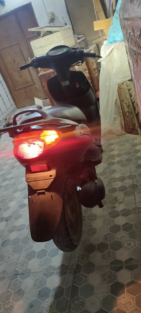 السلام عليكم دراجة اكزز خبط ياباني سرعة 100 محرك ناعم كلش كهربائيات سلف لايت زنون اشاير بس الاشارة اليمنى مرات تعلگ  وتواير جدد ويلات نظيفات وكفراتها بلاديات بيهن شخوط بسيطة  الدراجة دسك بريكها الامامي بس مابي دهن عيوبها او نواقصها مازدة مال البكلايت الخلفي وكيج البنزين وسبرنگة مال رباط سعرها الف بس مافارغ ابدلها الصراحة بالنسبة للمحرك من خذتها راعيه كفلها كال مامفتوحة بس هم من تجي جيكها انه مو كلش قوي بيهن عموما مكاني البصرة الزبير السعر 550الف رقمي ***********
