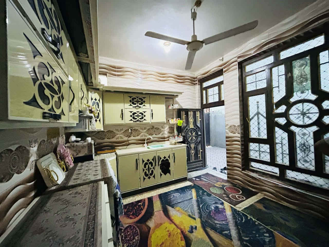 السلام عليكم .بيت طابو صرف العنوان  في حي العسكري  قرب ساحه تارتان تحسين قرب مدرسه كميل مقابل ساحه كرة القدم . البيت ركن على شارعين.شارع امامي شارع عام تبيلط 10متر وشارع فرعي 7متر  .المساحه 165 الواجهة 15متر النزال 11متر البيت نظيف جدا يتكون من غرفتين نوم واستقبال وصاله واسعه. ومطبخ حار وبارد وصحيات خارجيه...بناء حديث .طابوق والسقف صب كونكريت مسلح  . الطابق الثاني يوجد فيه مخزن ...للشراء والاستفسار عن السعر الخاص مفتوح او اتصل بالرقم ***********
