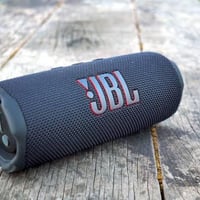 سماعه jbl 7  جديدة عندي ثنين جدد 2 لون احمر و1 لون نيلي للبيع بعدة جدد...