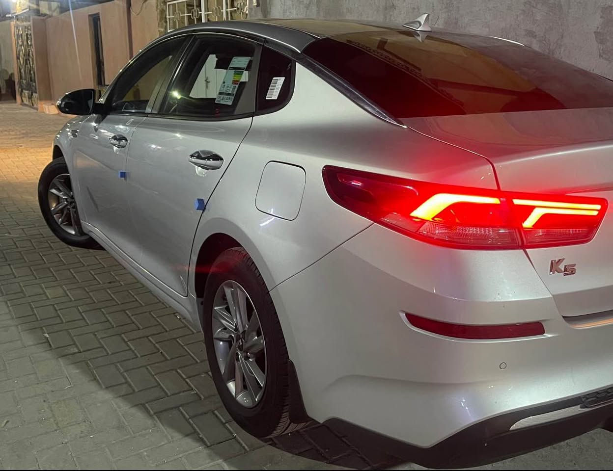 كيا كوري 2021 بصره حره تحويل 
سيارة كفاله عامه وفحص موجود بلصور 
جاهزه و جديده كلش 
ماشيه 24 الف 
لدات امامي وخلفي 
كشن كهربائي وتبريد وتدفئه 
شاشه و كاميرا 
تبريد قطعتين 
سعر 180 $
*********** البصرة, العراق
