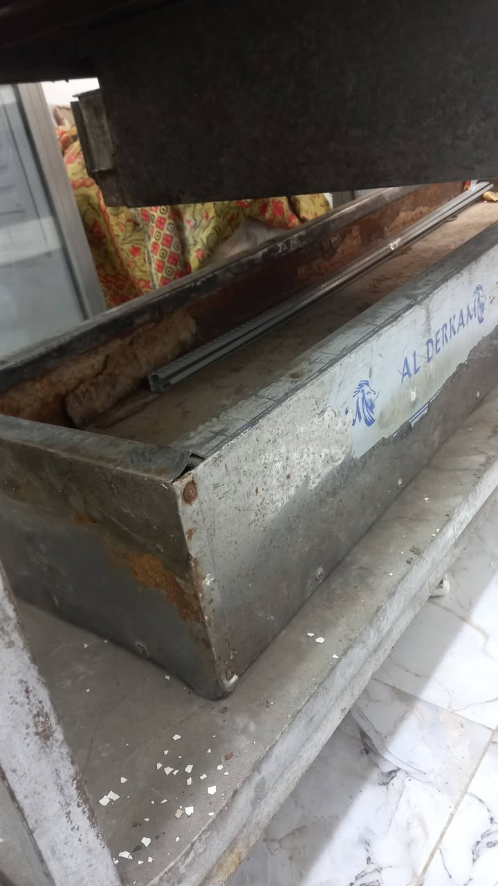 غراض مطعم للبيع شوايه وميز وشوايه بركر كلهن جدد متروكات عزلت ل مطعم ومستخدمتهن وعندي مال عصير مامستخدمه بعدهه هم مامصورهه وسعرهن جوه ل سوك وتدللون***********
