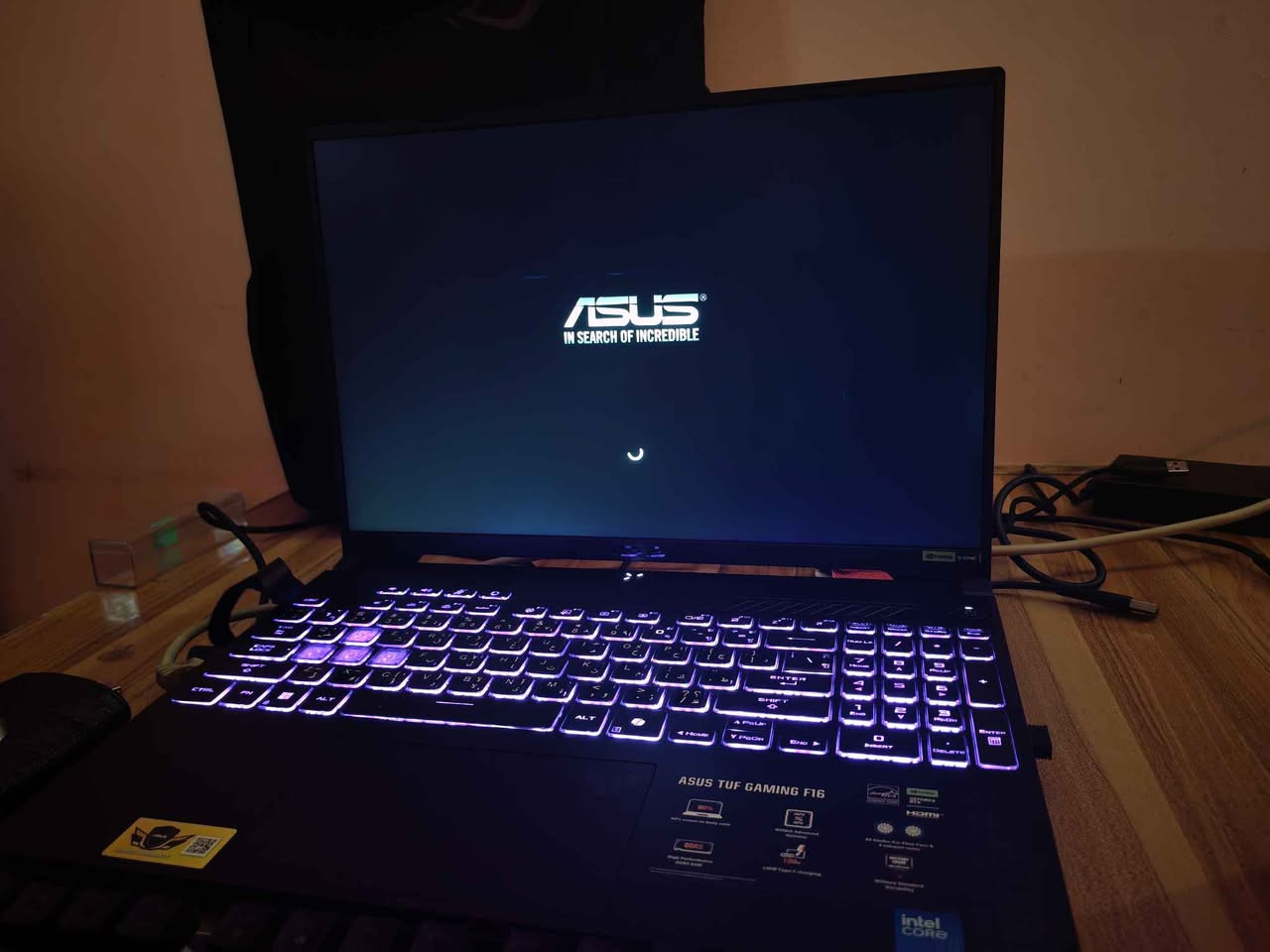 🔥 للبيع: ASUS TUF Gaming F16 🔥
لابتوب قيمنق بحالة ممتازة، استخدام خفيف جداً، ومثالي لمحبي الألعاب والمستخدمين المحترفين
✅ نسبة النظافة:
• الهيكل الخارجي: 99%
• البطارية: 93%
⚙️ المواصفات:
• المعالج: Intel Core 5 210H
• كارت الشاشة: RTX 4050 — 6GB
• الرام: 16GB  ddr5 5200mhz 8x8
• التخزين: SSD 512GB
• الشاشة: 16 إنش — 165Hz
أداء قوي يشغّل أحدث الألعاب وبرامج العمل الثقيلة بسلاسة، مع نظام تبريد فعّال يحافظ على حرارة ممتازة حتى تحت الضغط.
💻 جاهز للاستخدام فوراً:
• ويندوز أصلي 11 مفعّل
• كافة التعاريف والبرامج منصّبة ✓
• لا يحتاج أي إعدادات إضافية — افتحه واستخدمه مباشرة
🎁 الملحقات المرفقة:
• شاحن أصلي
• حقيبة ASUS أصلية
• Mouse Pad
لا يوجد كارتون 📦 
• ماوس وكيبورد redThunder وايرلس ضوئي
⚠️ ملاحظة بالأمانة: يوجد أثر ضوئي صغير جداً (أقل من 4 سم) يظهر فقط باللون الأسود في الشاشة، ولا يؤثر إطلاقاً على الاستخدام أو تجربة اللعب — موضح بالصورة لمن يريد التأكد بنفسه.
🛡️ ضمانات الجهاز:
 لا فتح ❌ | لا تصليح ❌
جهاز نظيف، موثوق، وبسعر مناسب لمواصفاته —
السعر مليون و 200 ومجال بسيط.
بغداد - الدورة ابو دشير
واتساب ***********
اتصال *********** بغداد, العراق
